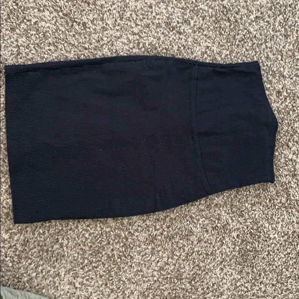 Black stripe  below knew skirt stretchy material - Picture 2 of 3